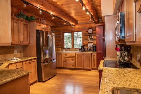 House, 5 Bedrooms | Private kitchen | Full-size fridge, microwave, oven, stovetop