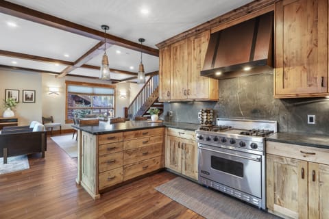 House, 5 Bedrooms | Private kitchen | Full-size fridge, microwave, oven, stovetop