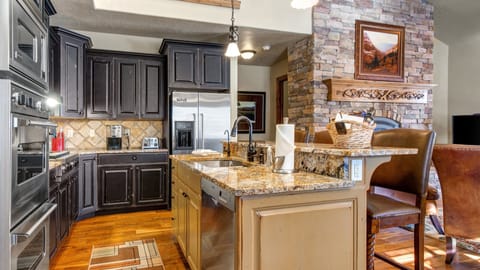 House, 4 Bedrooms | Private kitchen | Full-size fridge, microwave, oven, stovetop