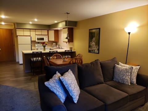 Fireside Villa (Deluxe Queen Studio) | Individually decorated, individually furnished, free WiFi