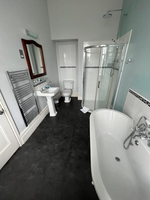 Deluxe Suite, Ensuite, Sea View | Bathroom