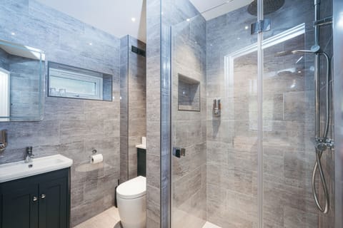 Double or Twin Room, Ensuite | Hypo-allergenic bedding, desk, laptop workspace, blackout drapes