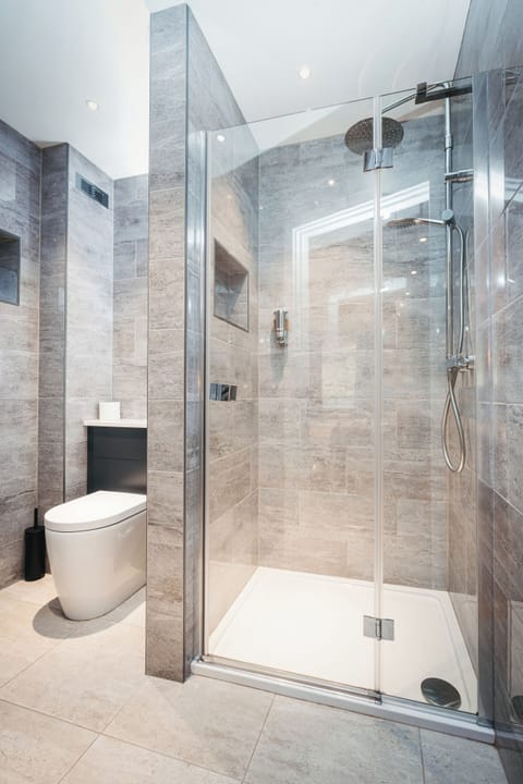 Double or Twin Room, Ensuite | Bathroom | Shower, free toiletries, hair dryer, towels