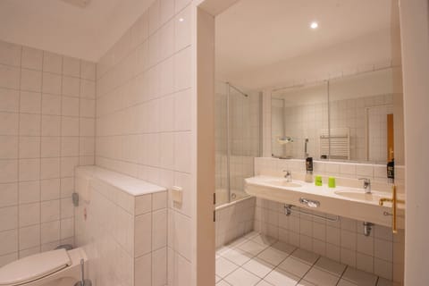 Junior Double Room | Bathroom | Free toiletries, hair dryer, towels