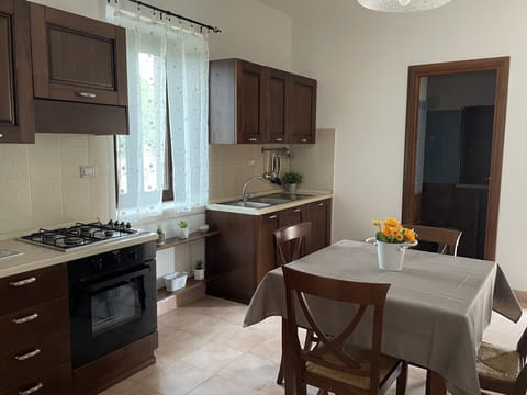 Appartamento Comfort , 1 camera da letto , un soggiorno con angolo cottura , vista montagne | Private kitchen | Fridge, oven