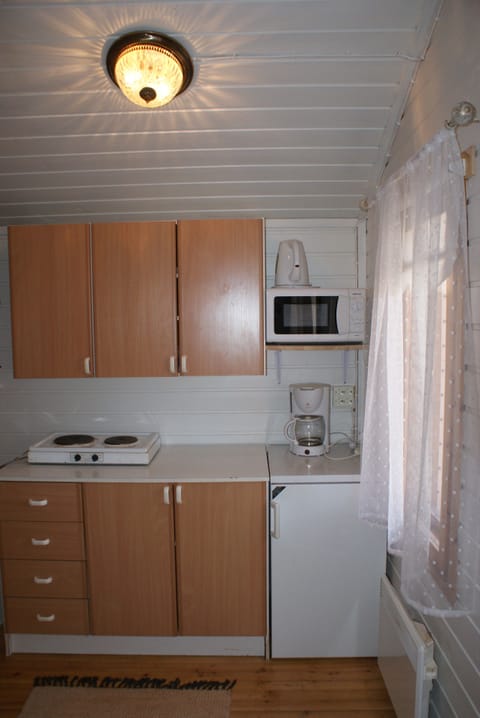 Cottage | Private kitchenette | Fridge, microwave, coffee/tea maker, cookware/dishes/utensils