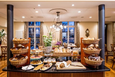 Daily buffet breakfast for a fee