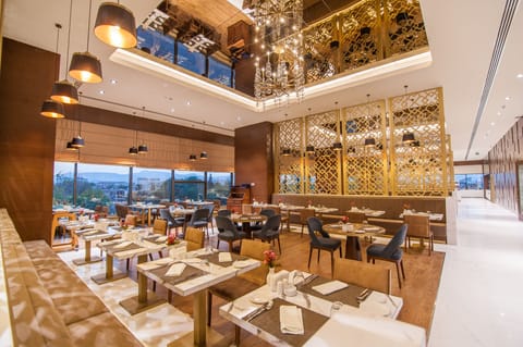 2 restaurants; breakfast, lunch, and dinner served