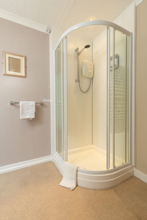 Twin Room, Ensuite | Bathroom | Shower, free toiletries, hair dryer, bathrobes