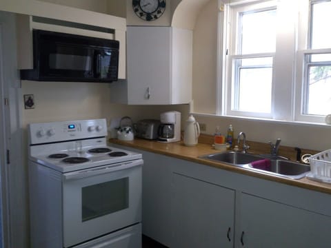 House, Multiple Bedrooms | Private kitchen | Fridge, microwave, coffee/tea maker