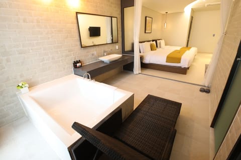Sunbed Twin Room | Premium bedding, down comforters, in-room safe, desk