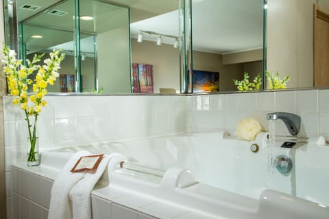 Grand Suite (Whirlpool) | Premium bedding, blackout drapes, iron/ironing board, free WiFi