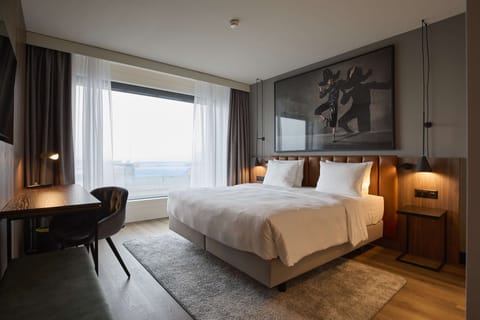 Design Suite (Airfield View) | Hypo-allergenic bedding, in-room safe, desk, laptop workspace