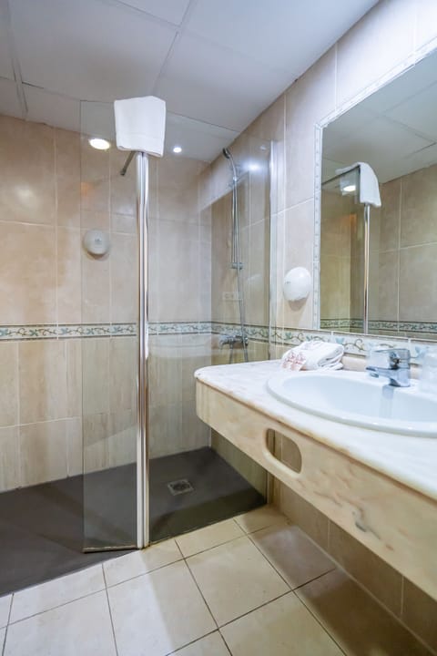 Bathtub, hair dryer, towels