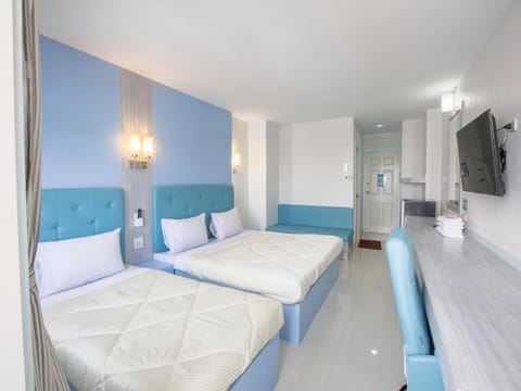 Standard Triple Room | Desk, blackout drapes, free WiFi, bed sheets