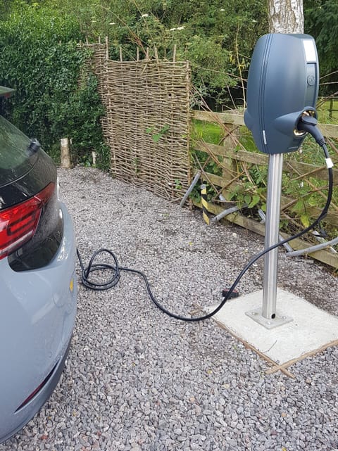 Electric vehicle charging station