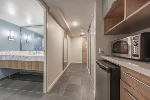 Standard Studio, 1 King Bed, No Balcony (No Resort Fee  19751608) | Bathroom | Combined shower/tub, hair dryer, towels