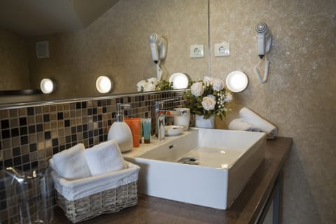 Superior Suite | Bathroom | Shower, free toiletries, hair dryer, towels