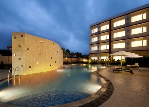 Outdoor pool, sun loungers