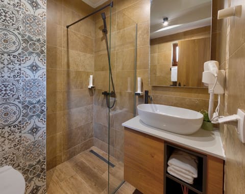 Superior Suite | Bathroom | Shower, free toiletries, hair dryer, slippers