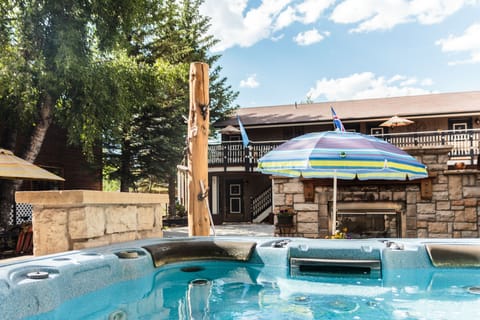 Family Room, Multiple Beds, Shared Bathroom, Mountain View | Outdoor spa tub