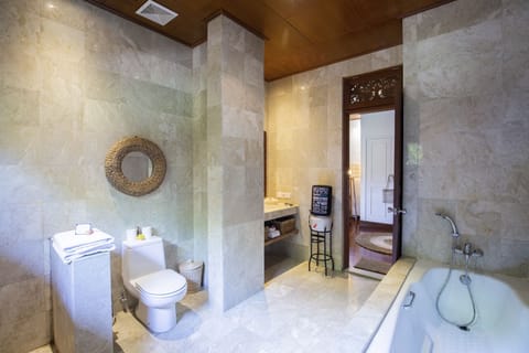 Family Suite, 2 Queen Beds, Garden View | Bathroom | Free toiletries, bathrobes, slippers, towels