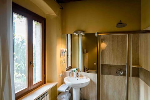 Luxury Quadruple Room, 1 Bedroom, Garden View | Bathroom | Shower, bidet, towels