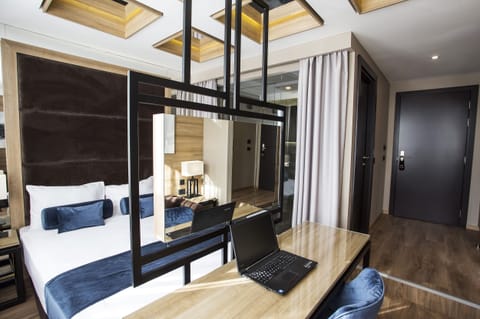 Junior Suite | Living area | Flat-screen TV
