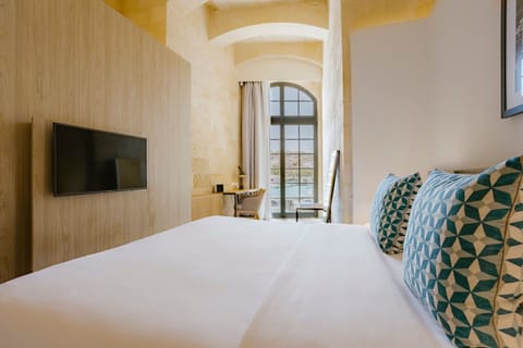 Grand Harbour Suite | Down comforters, minibar, in-room safe, desk