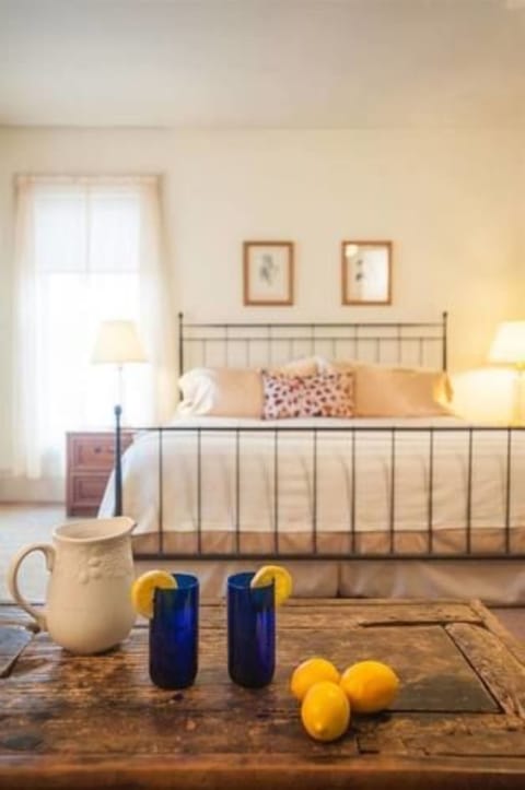 Executive Room, 1 King Bed, Ensuite (King Deluxe) | Premium bedding, down comforters, iron/ironing board, free WiFi