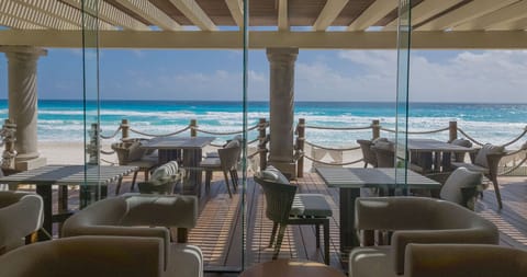 3 restaurants; breakfast, lunch, and dinner served