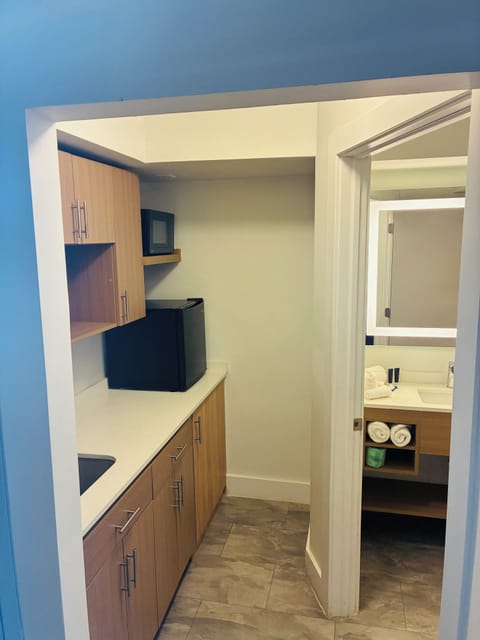 Standard Single Room, 1 Queen Bed, Non Smoking | Premium bedding, pillowtop beds, individually decorated