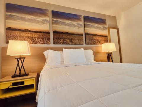 Standard Single Room, 1 Queen Bed, Non Smoking | Premium bedding, pillowtop beds, individually decorated