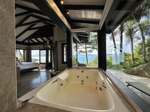 Presidential Room, Hot Tub | Premium bedding, in-room safe, blackout drapes, free cribs/infant beds