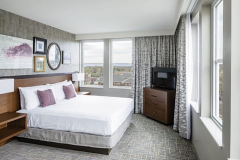 Executive Suite, 1 King Bed | Premium bedding, in-room safe, desk, blackout drapes