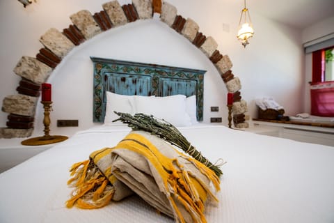 Secret Garden with Jetted Tub | Premium bedding, minibar, in-room safe, individually decorated