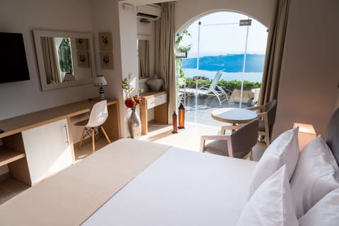 Standard Suite, Sea View | Minibar, in-room safe, individually decorated, individually furnished