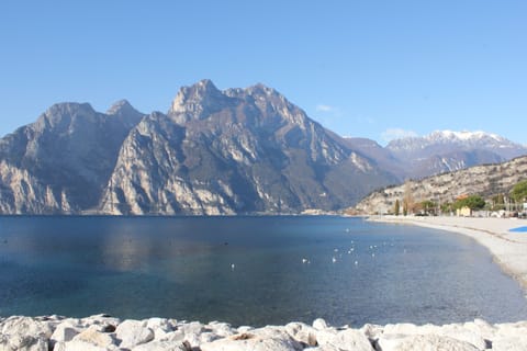 Superior Room, Lake View | Minibar, in-room safe, desk, soundproofing