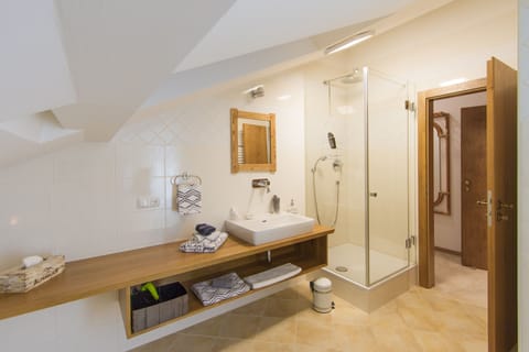 Double Room Single Use (Mansarde) | Bathroom | Shower, hair dryer, towels