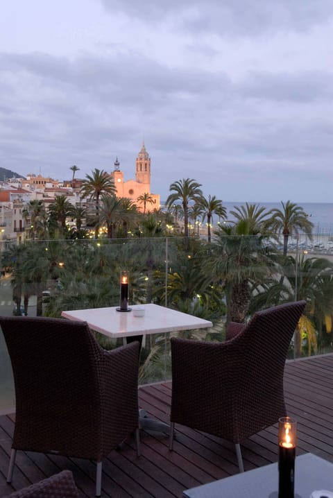 Rooftop bar, ocean views, open daily