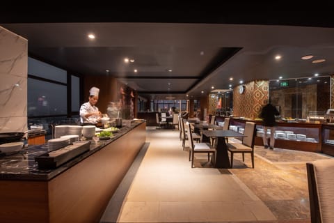 2 restaurants; breakfast, lunch, and dinner served