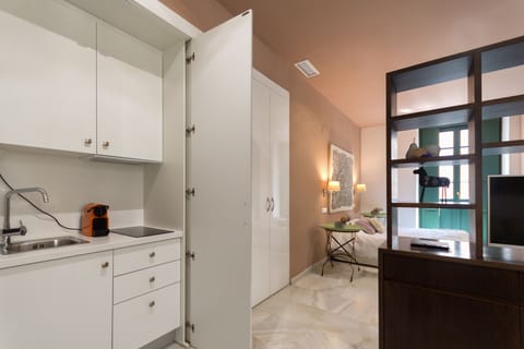 Deluxe Studio, Private Bathroom | Premium bedding, down comforters, memory foam beds