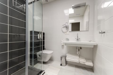 Deluxe Studio, Private Bathroom | Bathroom | Shower, eco-friendly toiletries, hair dryer, towels