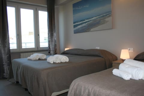 Desk, soundproofing, free WiFi, bed sheets