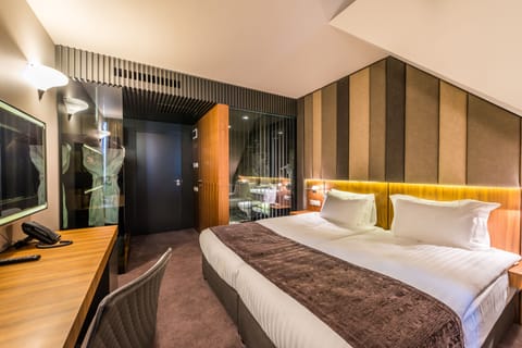 Deluxe Double Room, 1 King Bed | Premium bedding, memory foam beds, minibar, in-room safe