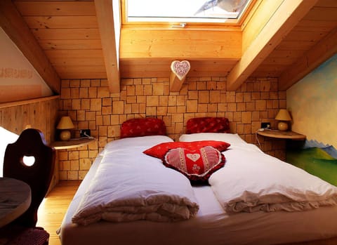 Economy Triple Room | Down comforters, in-room safe, desk, blackout drapes