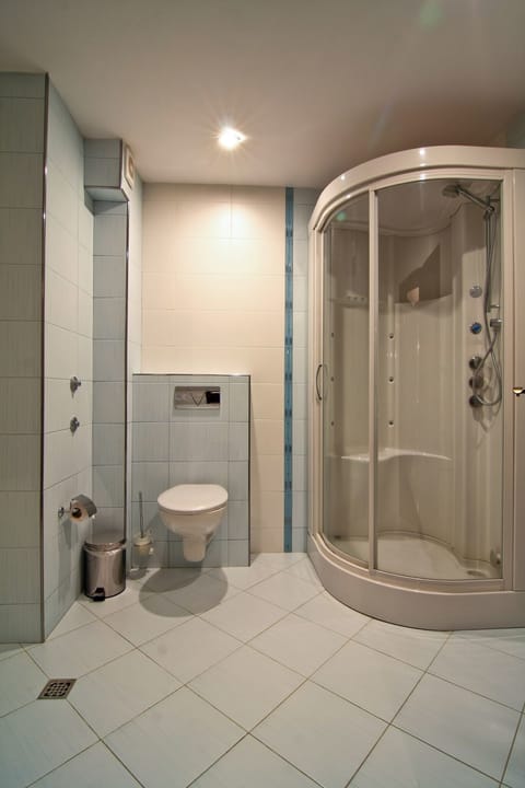 Shower, free toiletries, slippers, towels