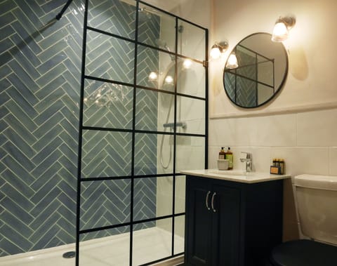 Double Room, 1 King Bed | Bathroom | Shower, free toiletries, towels