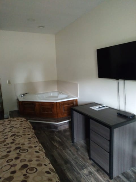 Superior Room, 1 King Bed, Non Smoking, Jetted Tub | Laptop workspace, blackout drapes, iron/ironing board, free WiFi
