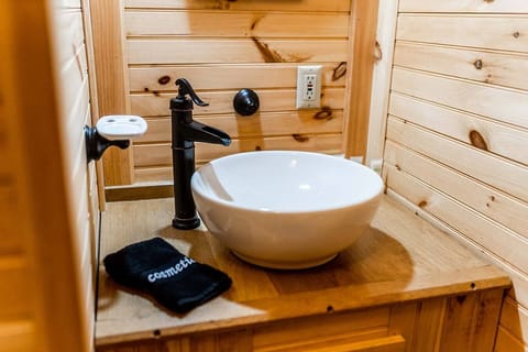 Standard Double Room, 1 King Bed | Bathroom | Free toiletries, hair dryer, towels